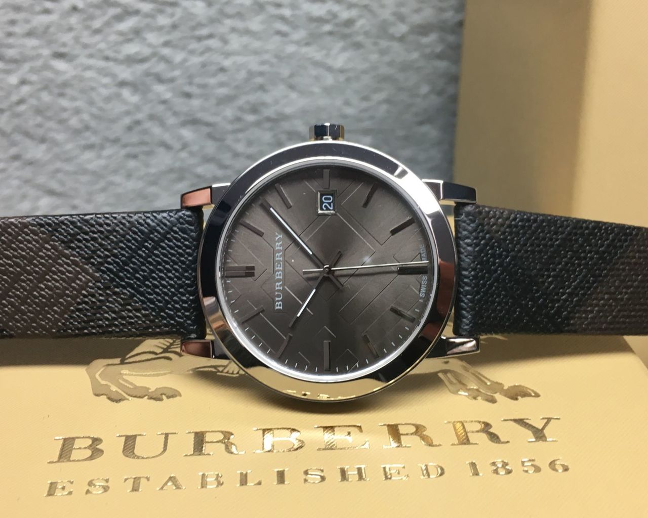 Burberry Heritage Grey Dial Black Leather Strap Watch for Men - BU9024 Watches Burberry   