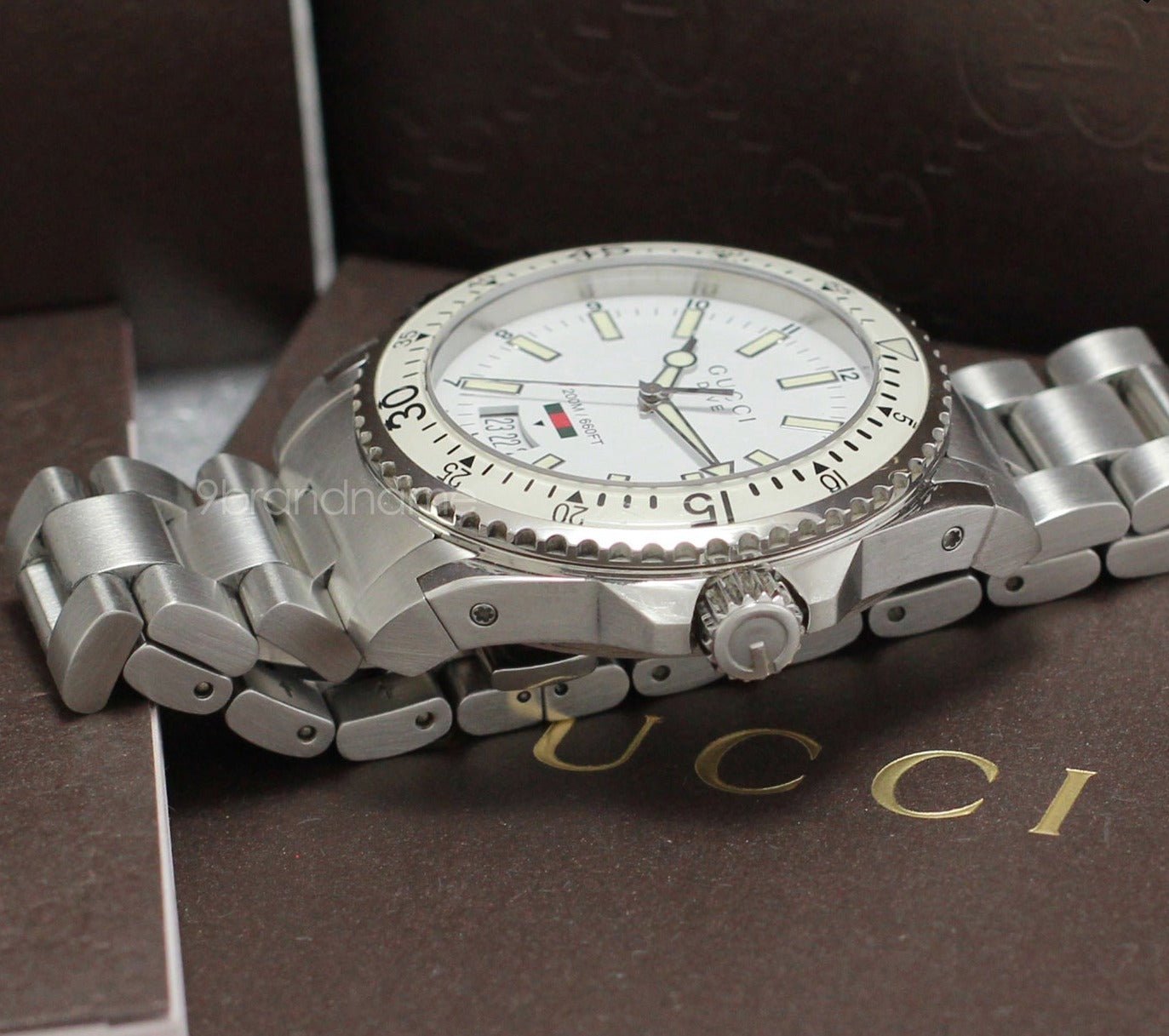 Gucci Dive Quartz White Dial Silver Steel Strap Watch for Men  - YA136302 Watches Gucci   